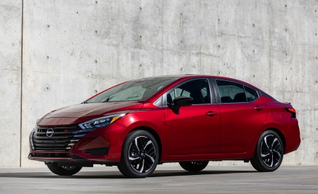 2023 Nissan Versa Front Three-Quarter Wallpapers  450x275 (3)