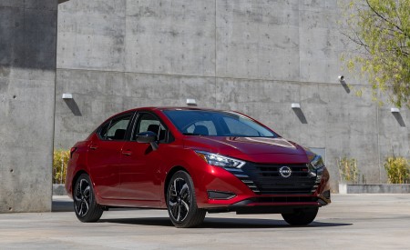 2023 Nissan Versa Front Three-Quarter Wallpapers 450x275 (6)
