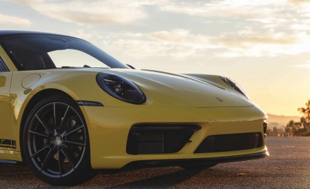 2023 Porsche 911 Carrera T (Color: Racing Yellow) Front Wallpapers 450x275 (66)
