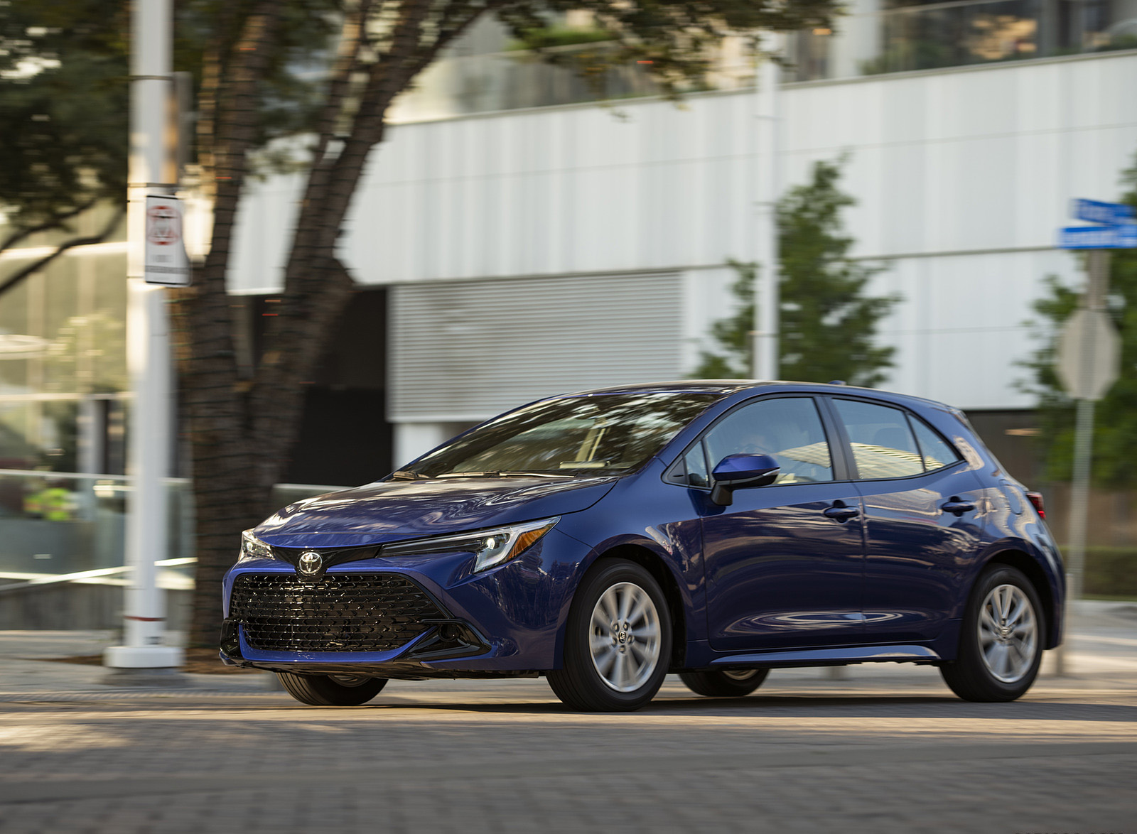 2023 Toyota Corolla Hatchback SE (Color: Blue Crush Metallic) Front Three-Quarter Wallpapers (4)