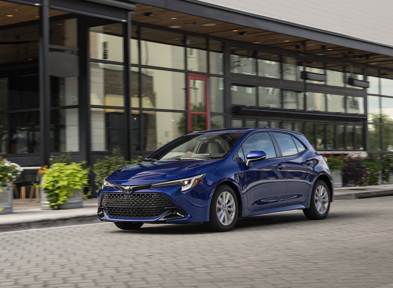 2023 Toyota Corolla Hatchback SE (Color: Blue Crush Metallic) Front Three-Quarter Wallpapers (11)
