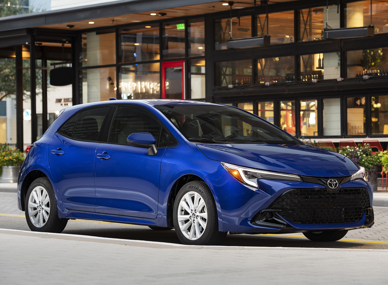 2023 Toyota Corolla Hatchback SE (Color: Blue Crush Metallic) Front Three-Quarter Wallpapers (9)
