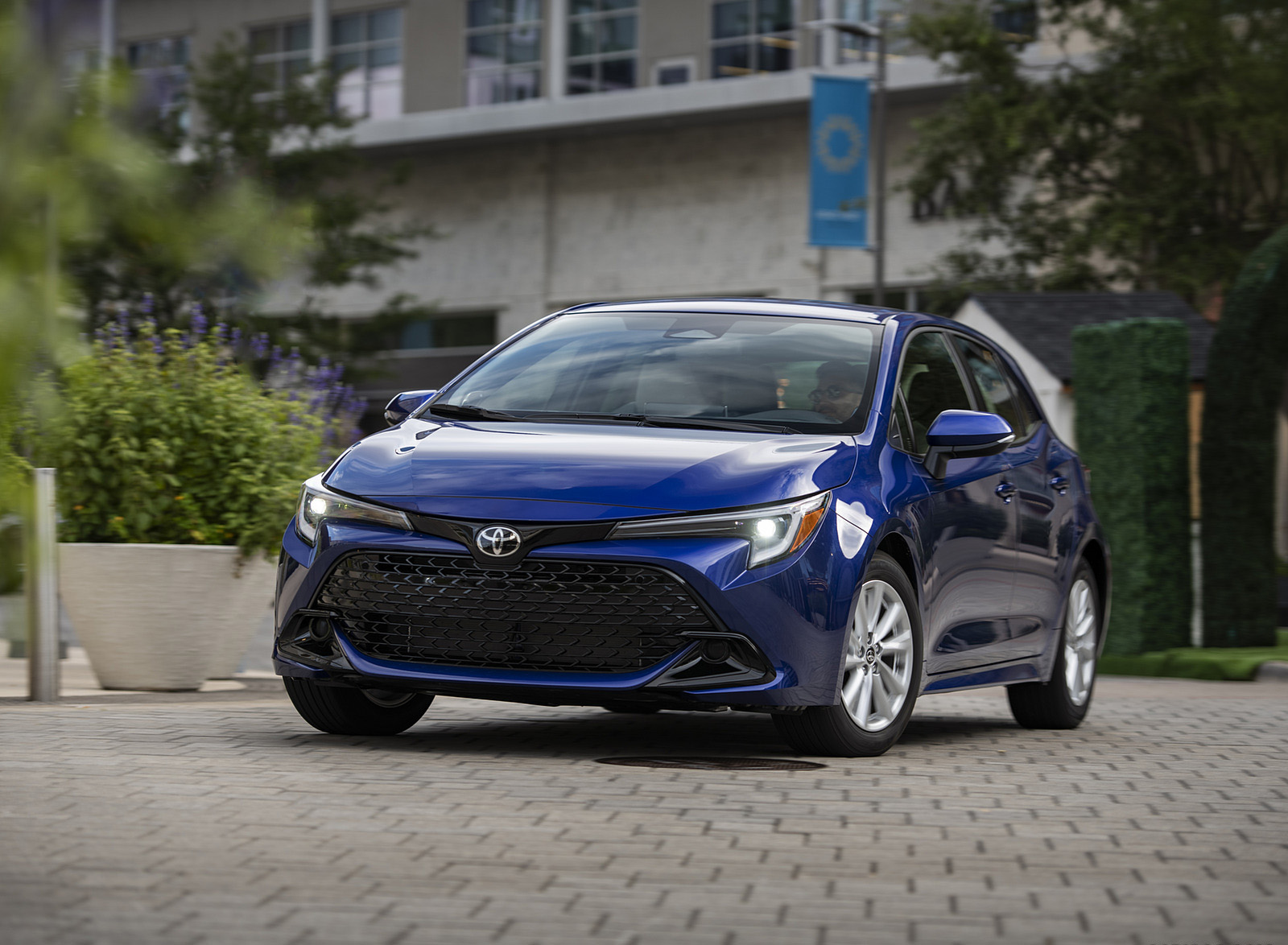 2023 Toyota Corolla Hatchback SE (Color: Blue Crush Metallic) Front Wallpapers (2)