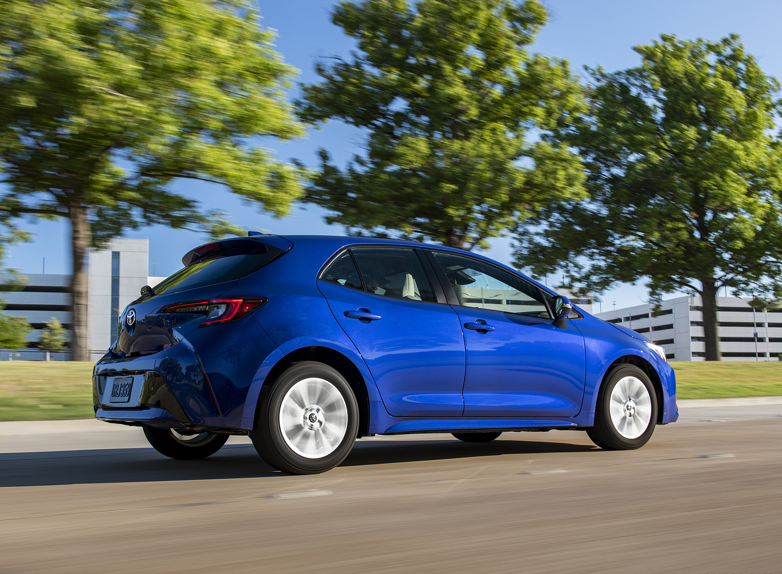 2023 Toyota Corolla Hatchback SE (Color: Blue Crush Metallic) Rear Three-Quarter Wallpapers (6)