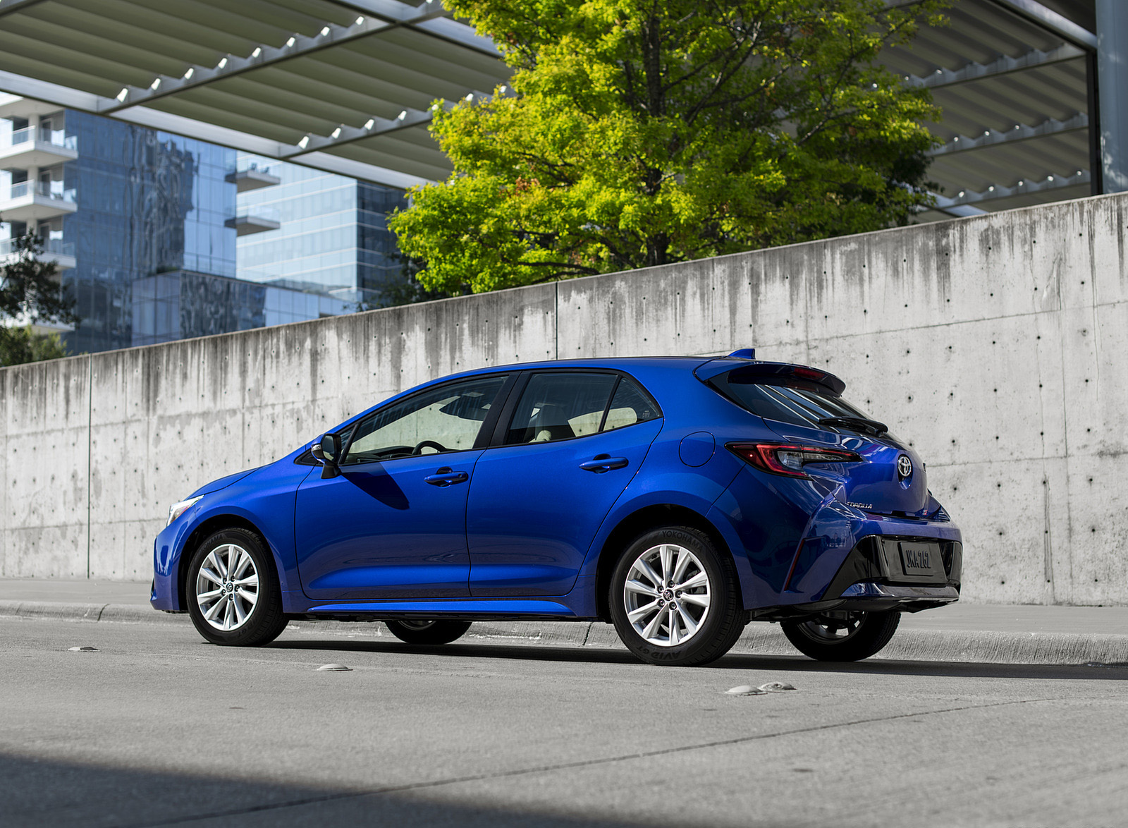2023 Toyota Corolla Hatchback SE (Color: Blue Crush Metallic) Rear Three-Quarter Wallpapers (12)