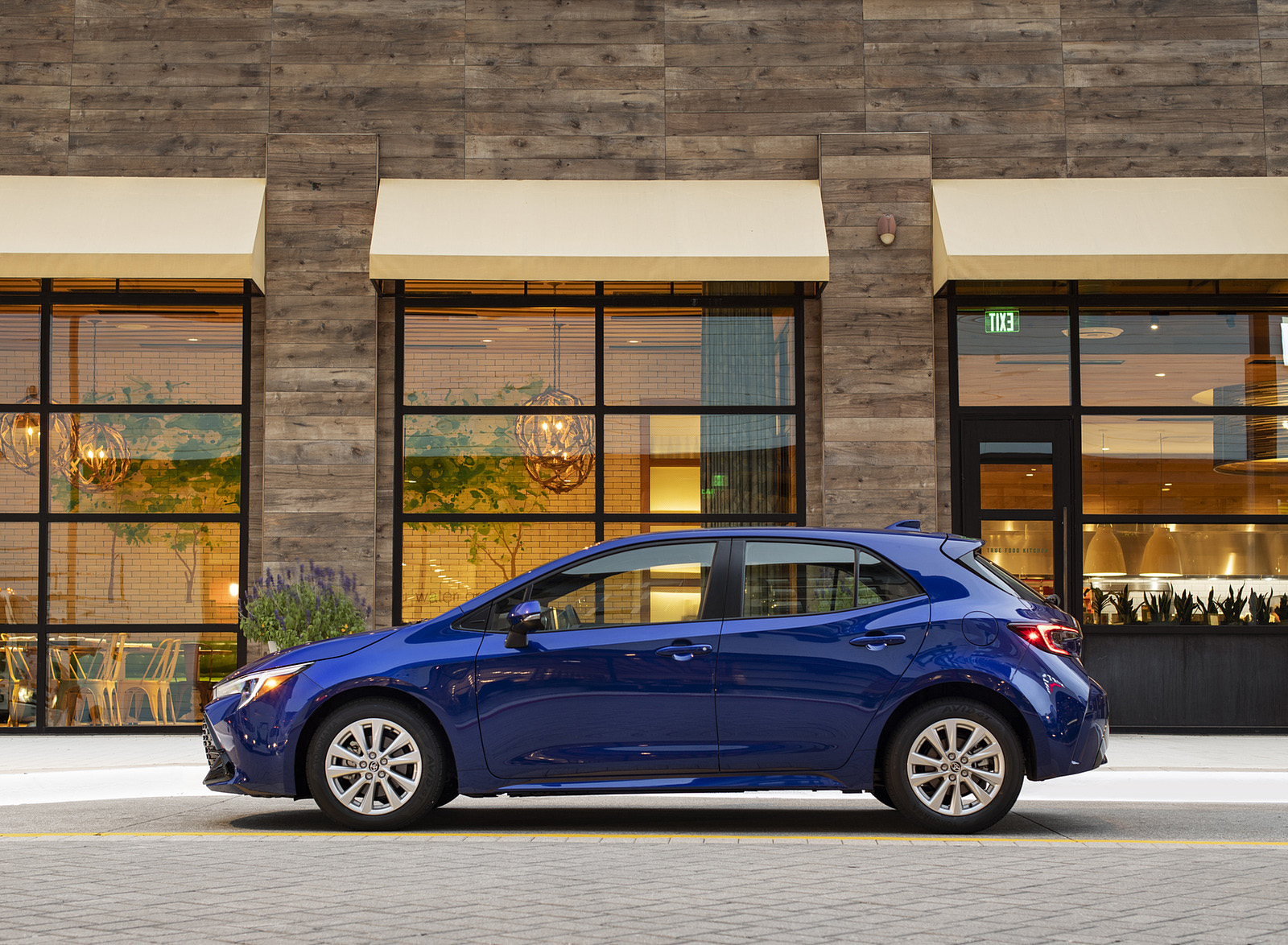 2023 Toyota Corolla Hatchback SE (Color: Blue Crush Metallic) Side Wallpapers (10)