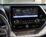 2023 Toyota Highlander Limited AWD 2.4-Liter Turbo (Color: Cypress Green) Central Console Wallpapers 150x120 (17)