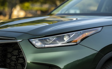 2023 Toyota Highlander Limited AWD 2.4-Liter Turbo (Color: Cypress Green) Headlight Wallpapers 450x275 (9)
