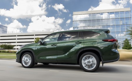 2023 Toyota Highlander Limited AWD 2.4-Liter Turbo (Color: Cypress Green) Side Wallpapers 450x275 (4)