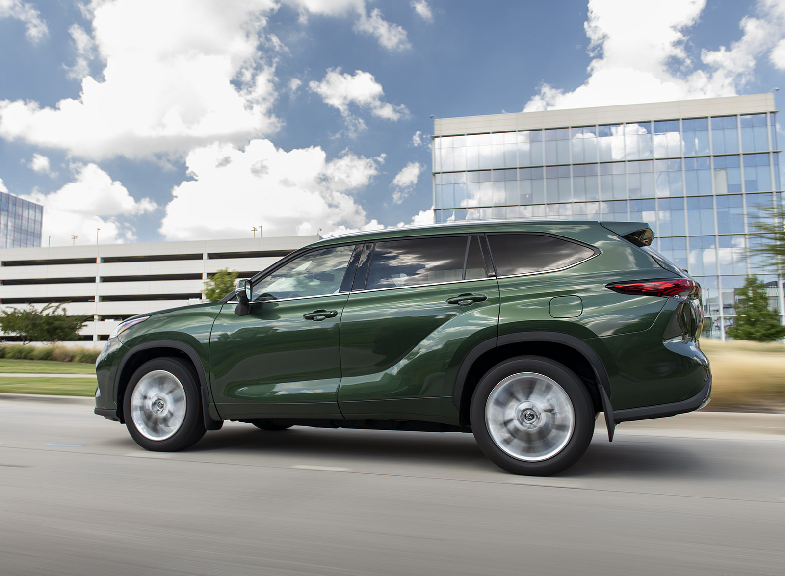 2023 Toyota Highlander Limited AWD 2.4-Liter Turbo (Color: Cypress Green) Side Wallpapers (4)