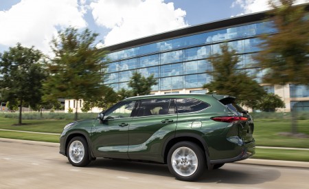 2023 Toyota Highlander Limited AWD 2.4-Liter Turbo (Color: Cypress Green) Side Wallpapers 450x275 (3)