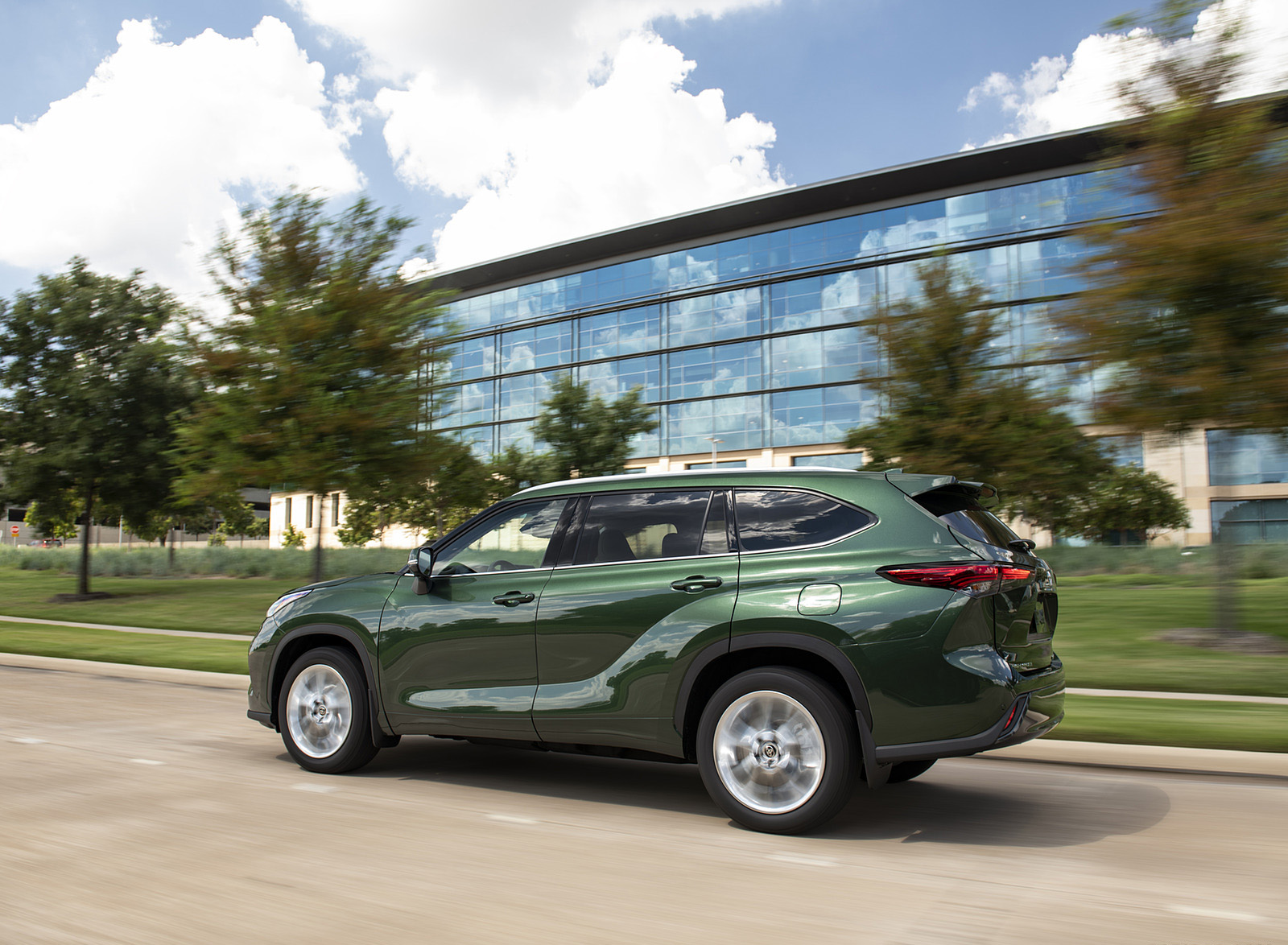 2023 Toyota Highlander Limited AWD 2.4-Liter Turbo (Color: Cypress Green) Side Wallpapers (3)