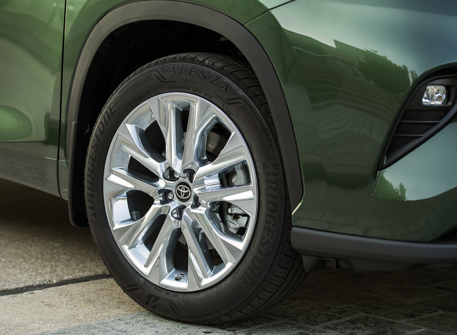 2023 Toyota Highlander Limited AWD 2.4-Liter Turbo (Color: Cypress Green) Wheel Wallpapers (10)
