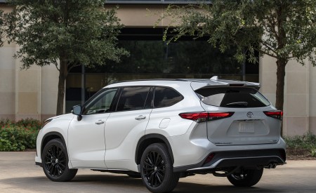 2023 Toyota Highlander XSE AWD 2.4-Liter Turbo (Color: Wind Chill Pearl) Rear Three-Quarter Wallpapers 450x275 (26)