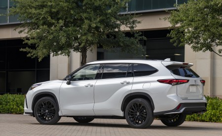 2023 Toyota Highlander XSE AWD 2.4-Liter Turbo (Color: Wind Chill Pearl) Side Wallpapers 450x275 (28)