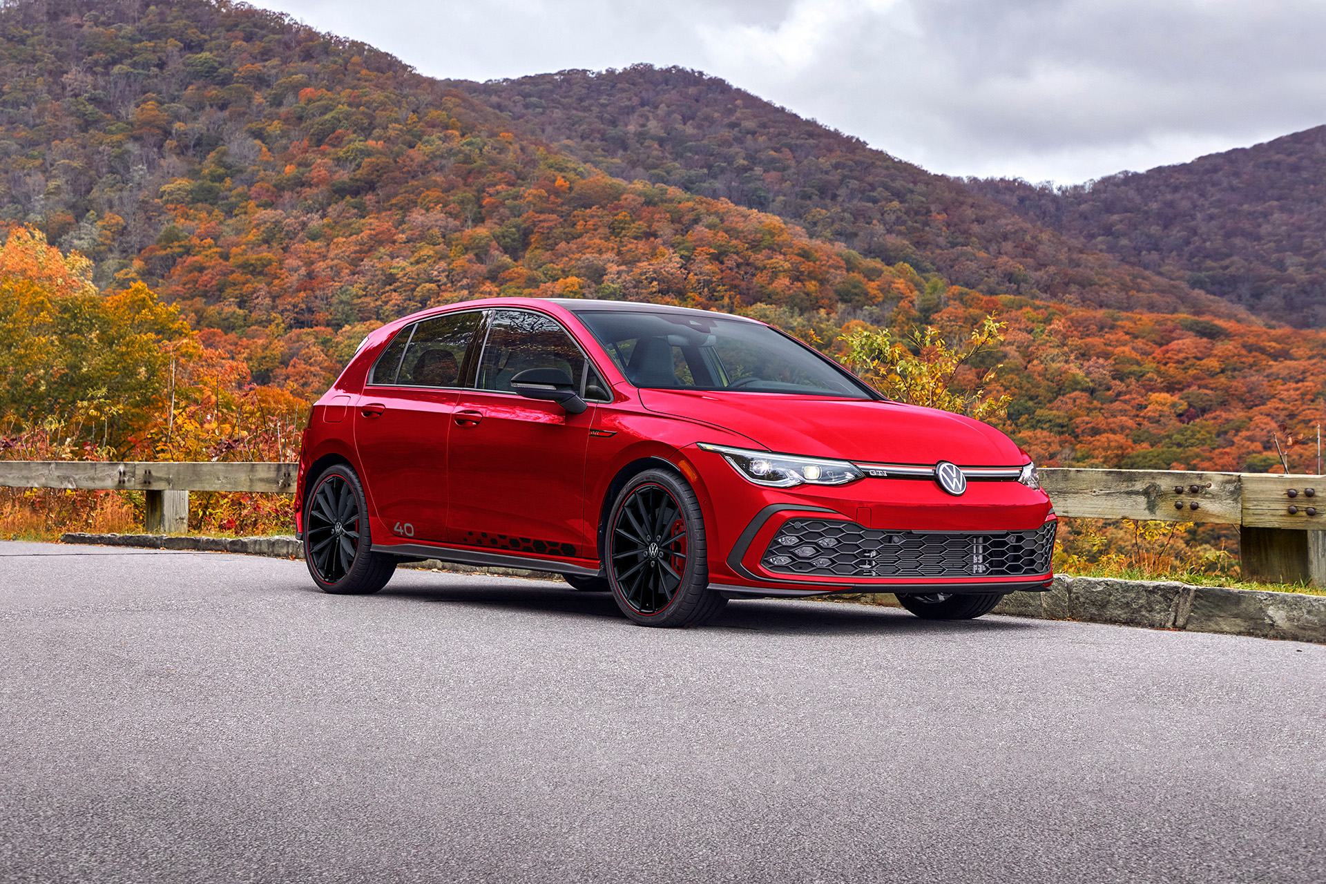 2023 Volkswagen Golf GTI 40th Anniversary Edition Front Three-Quarter Wallpapers (3)