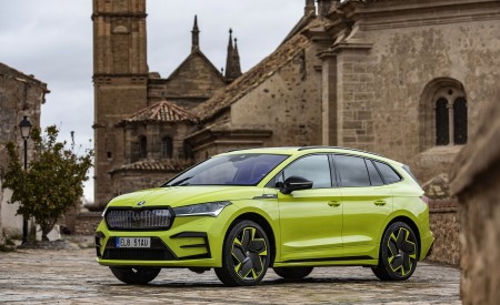2023 Škoda Enyaq RS iV Front Three-Quarter Wallpapers 450x275 (94)