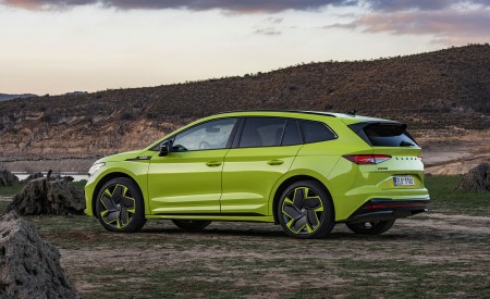 2023 Škoda Enyaq RS iV Rear Three-Quarter Wallpapers 450x275 (76)