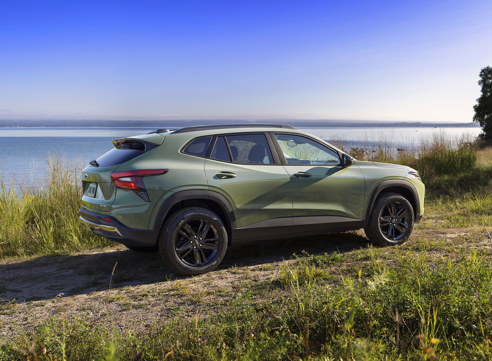 2024 Chevrolet Trax ACTIV Side Wallpapers (5)