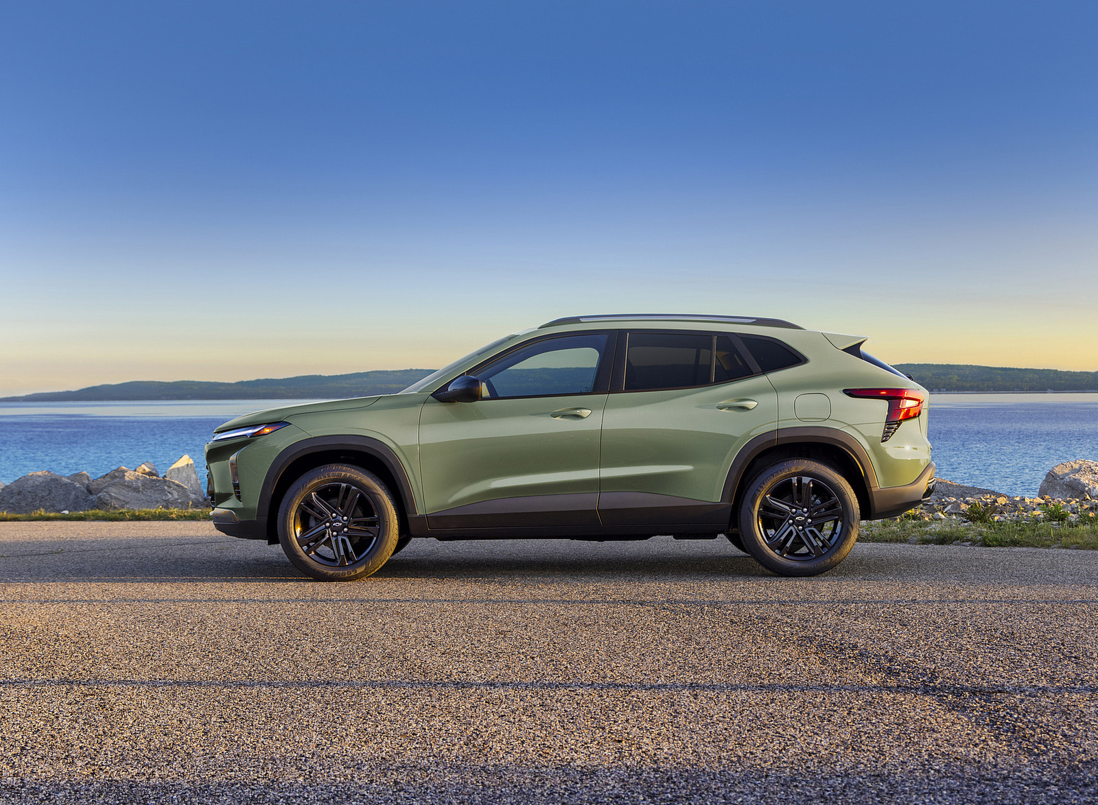 2024 Chevrolet Trax ACTIV Side Wallpapers (3)