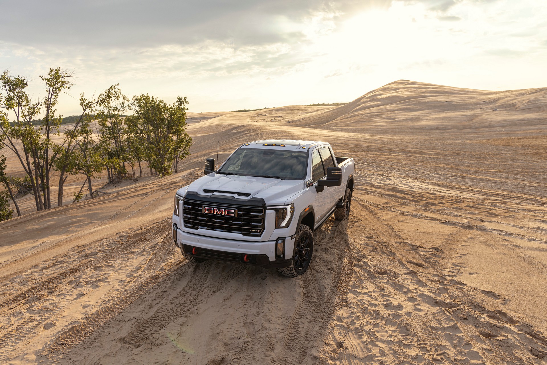 2024 GMC Sierra 2500HD AT4 Front Three-Quarter Wallpapers (2)