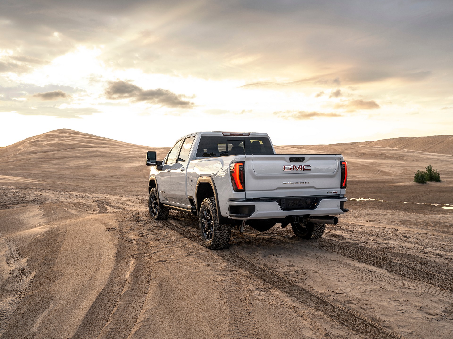 2024 GMC Sierra 2500HD AT4 Rear Three-Quarter Wallpapers (3)
