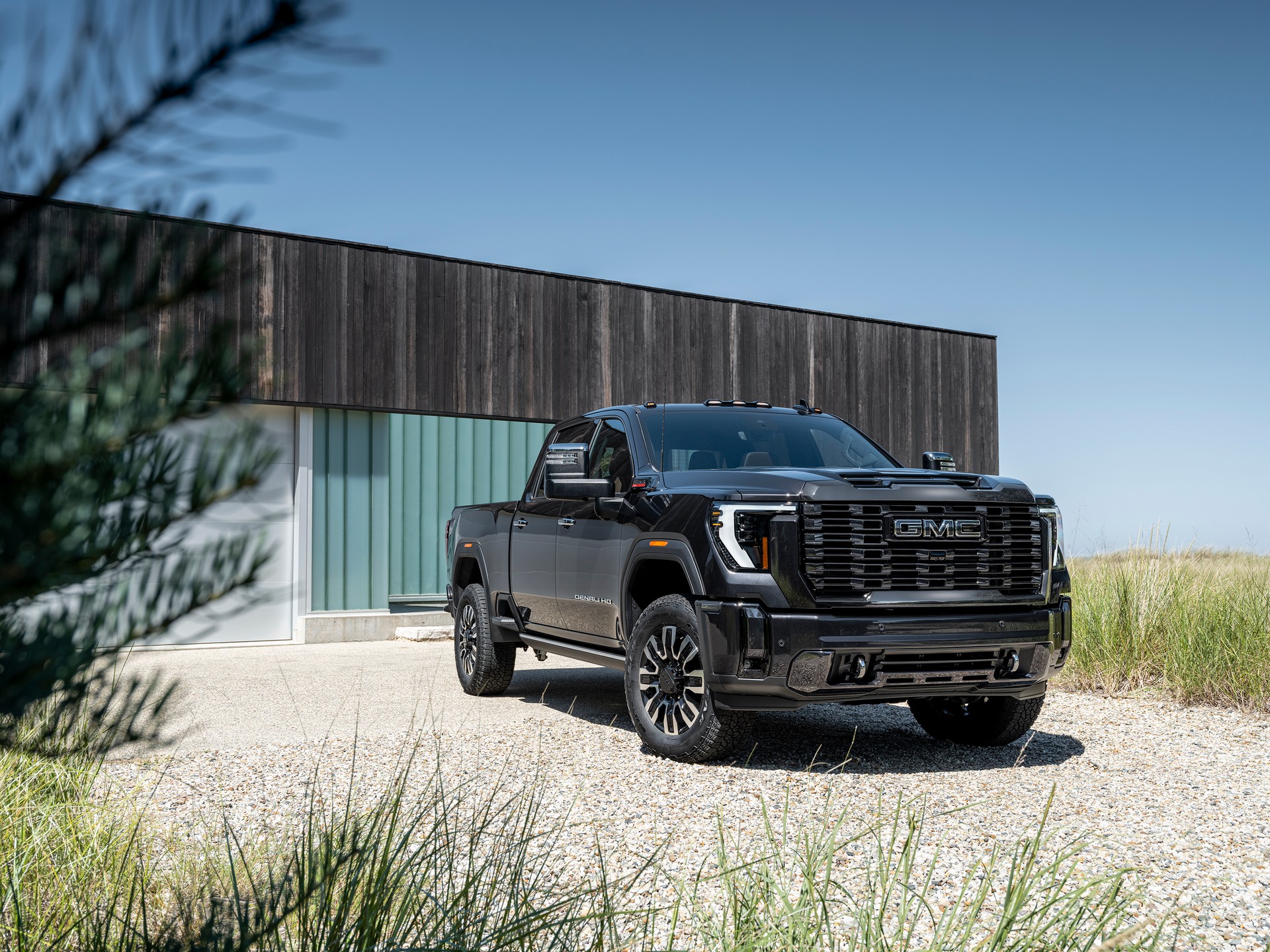 2024 GMC Sierra 2500HD Denali Ultimate Front Three-Quarter Wallpapers (2)