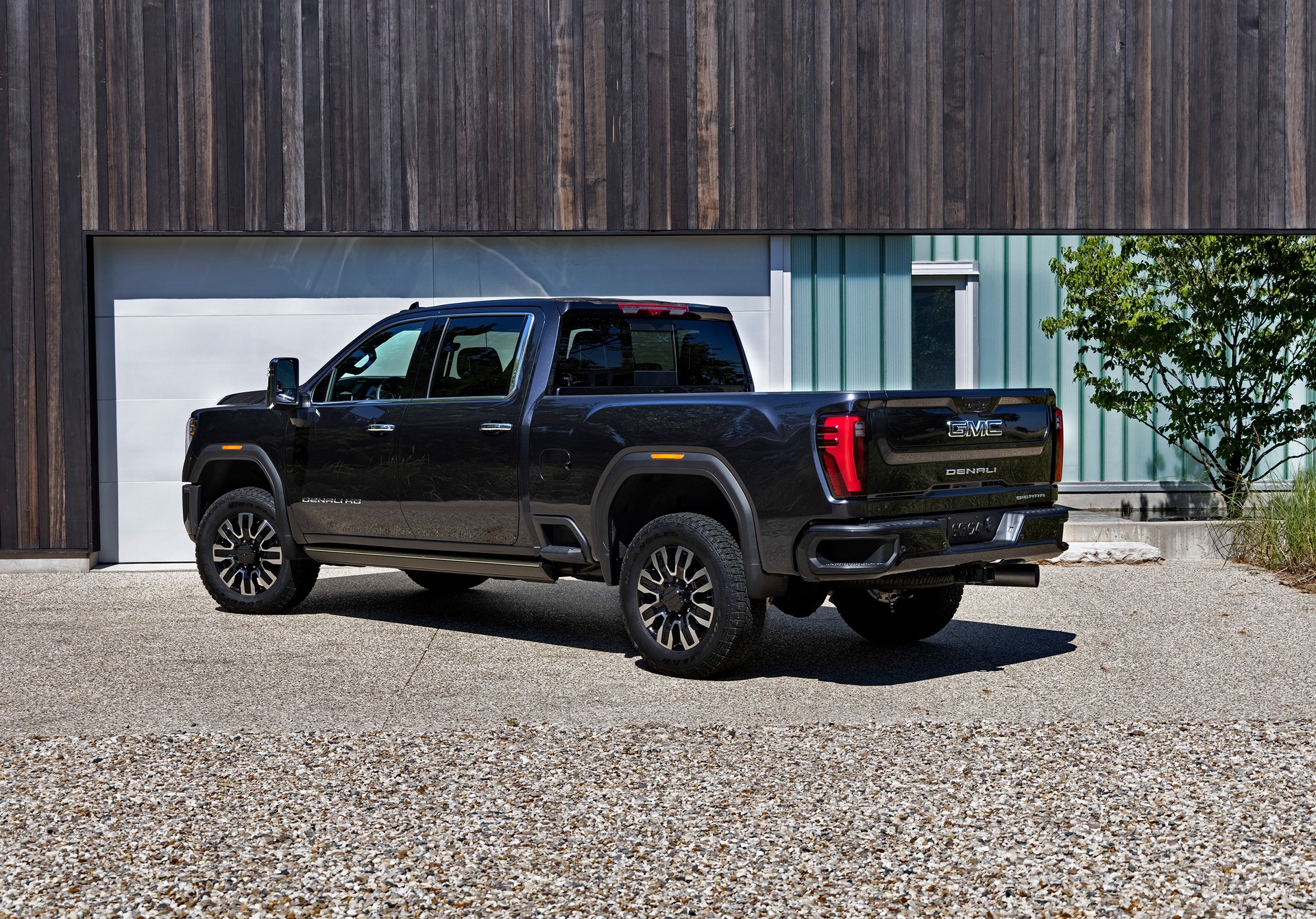 2024 GMC Sierra 2500HD Denali Ultimate Rear Three-Quarter Wallpapers (4)