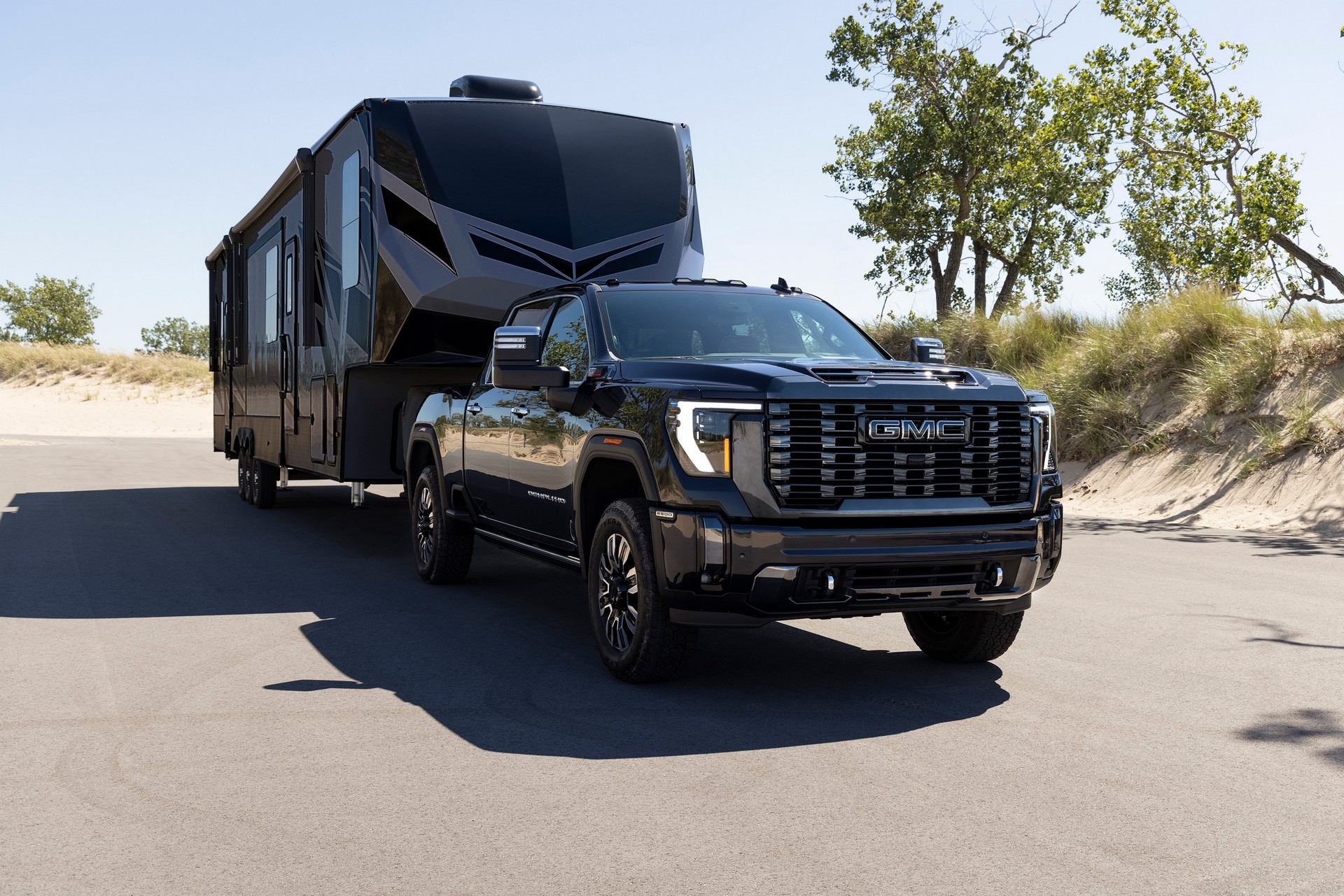 2024 GMC Sierra 2500HD Denali Ultimate Towing a Trailer Wallpapers (1)