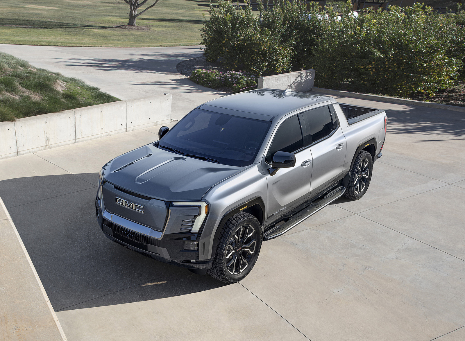 2024 GMC Sierra EV Denali Edition 1 Front Three-Quarter Wallpapers #3 of 20