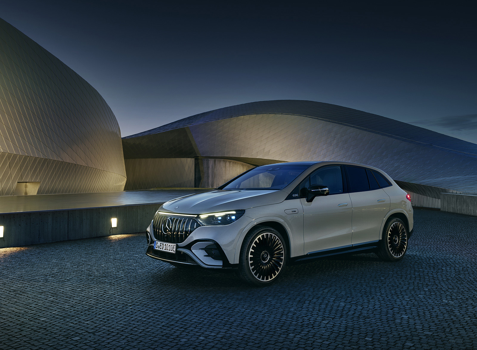 2024 Mercedes-AMG EQE 53 4MATIC+ SUV (Color: MANUFAKTUR Alpine Grey Solid) Front Three-Quarter Wallpapers (13)