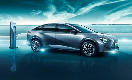 2024 Toyota bZ3 Front Three-Quarter Wallpapers 450x275 (2)