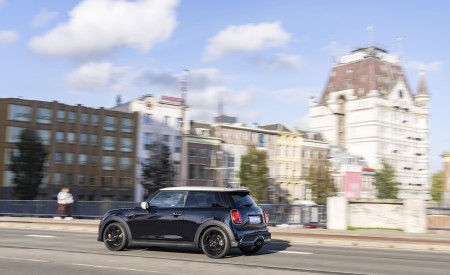 2022 Mini Cooper S 3-door Resolute Edition Rear Three-Quarter Wallpapers 450x275 (29)