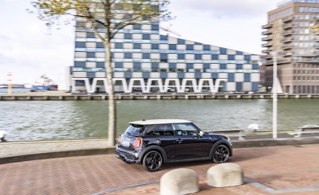 2022 Mini Cooper S 3-door Resolute Edition Rear Three-Quarter Wallpapers 450x275 (15)