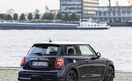 2022 Mini Cooper S 3-door Resolute Edition Rear Three-Quarter Wallpapers 450x275 (25)