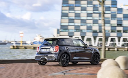 2022 Mini Cooper S 3-door Resolute Edition Rear Three-Quarter Wallpapers 450x275 (16)