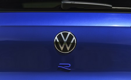 2022 Volkswagen Golf R 20 Years (UK-Spec) Badge Wallpapers 450x275 (43)
