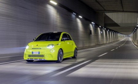 2023 Abarth 500e Front Three-Quarter Wallpapers 450x275 (20)