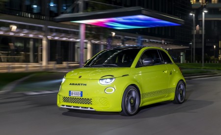 2023 Abarth 500e Front Three-Quarter Wallpapers 450x275 (11)