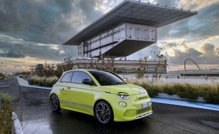 2023 Abarth 500e Front Three-Quarter Wallpapers 450x275 (10)