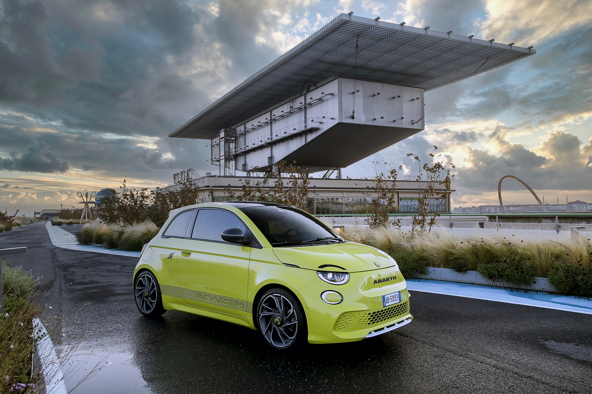 2023 Abarth 500e Front Three-Quarter Wallpapers (10)