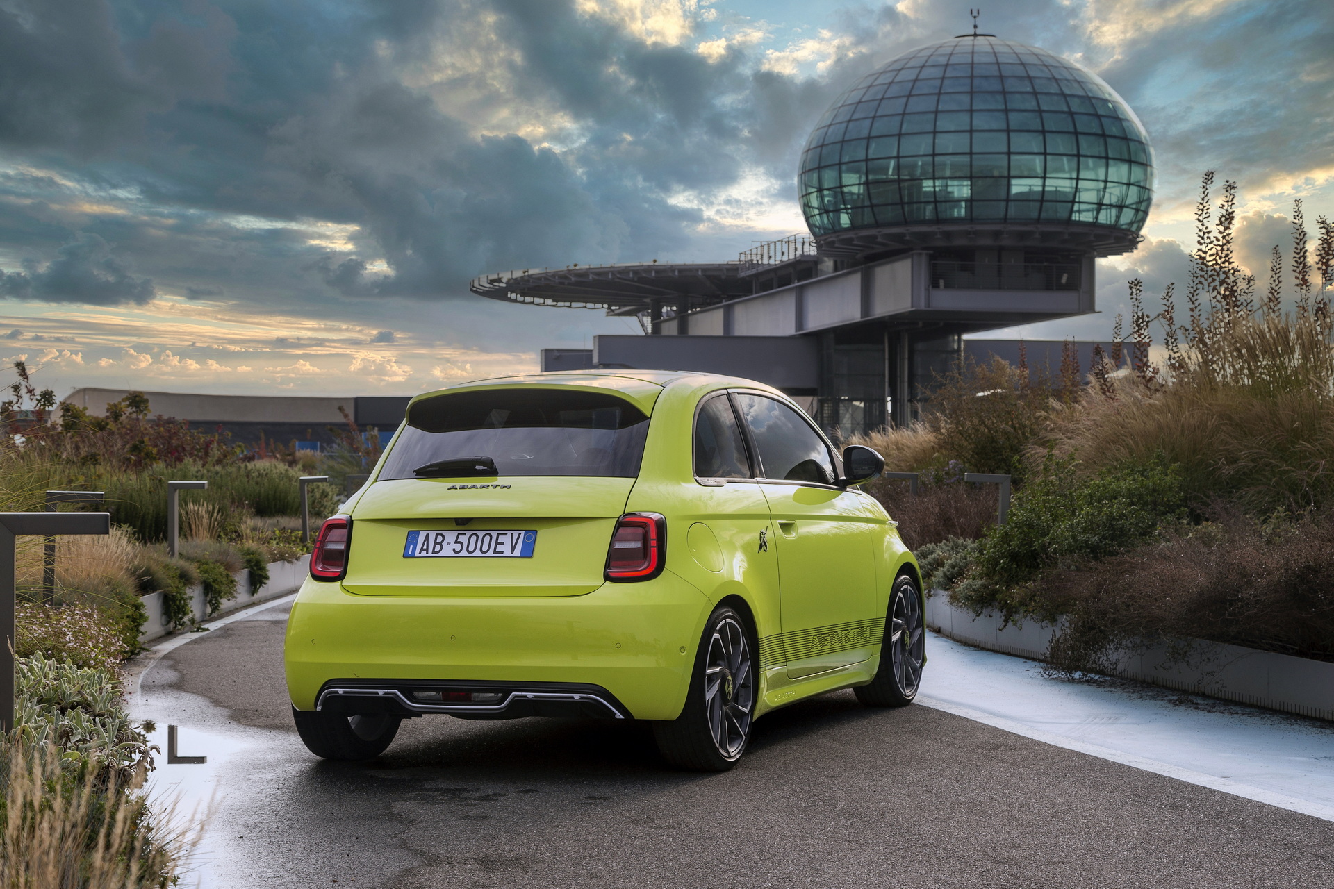 2023 Abarth 500e Rear Three-Quarter Wallpapers (9)