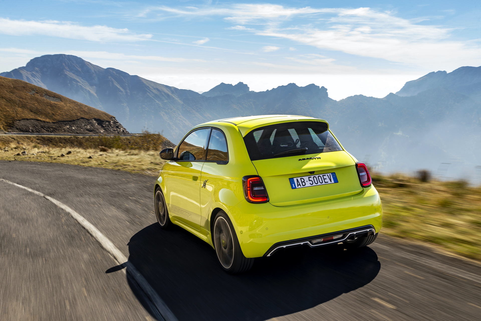 2023 Abarth 500e Rear Three-Quarter Wallpapers (2)