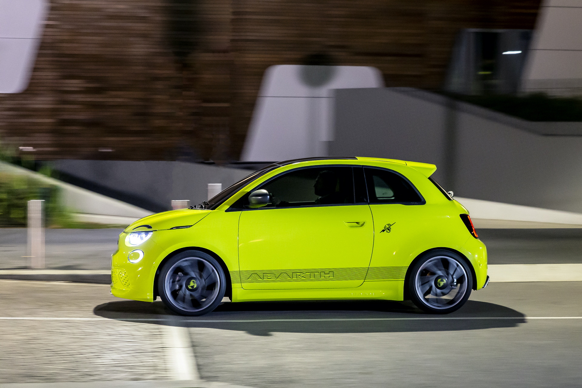 2023 Abarth 500e Side Wallpapers (15)