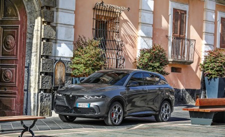 2023 Alfa Romeo Tonale Plug-In Hybrid Q4 Front Three-Quarter Wallpapers 450x275 (83)