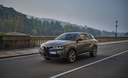 2023 Alfa Romeo Tonale Plug-In Hybrid Q4 Front Three-Quarter Wallpapers 450x275 (73)