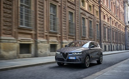 2023 Alfa Romeo Tonale Plug-In Hybrid Q4 Front Three-Quarter Wallpapers 450x275 (86)