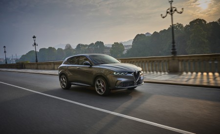 2023 Alfa Romeo Tonale Plug-In Hybrid Q4 Front Three-Quarter Wallpapers 450x275 (74)