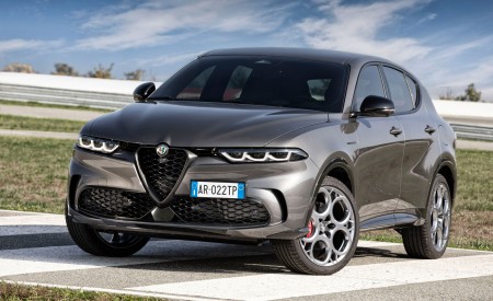 2023 Alfa Romeo Tonale Plug-In Hybrid Q4 Front Three-Quarter Wallpapers 450x275 (70)