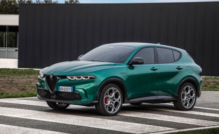 2023 Alfa Romeo Tonale Plug-In Hybrid Q4 Front Three-Quarter Wallpapers 450x275 (20)